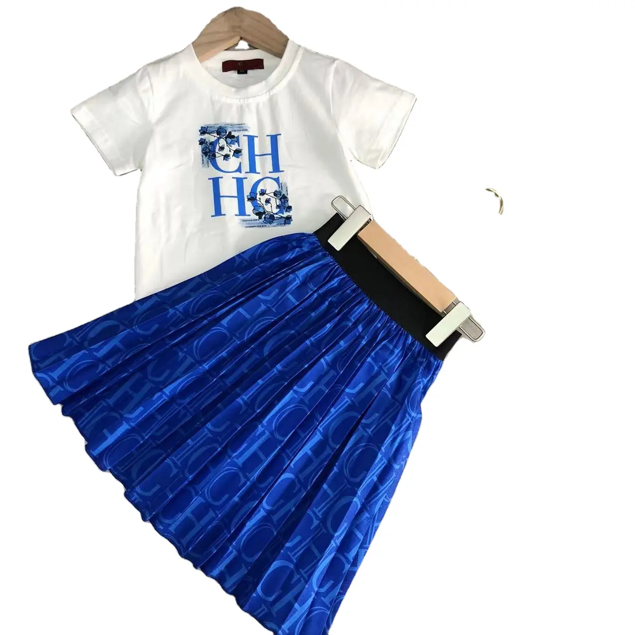 夏の新しい子供女の子ファッショナブルな寛大なスタイルセット半袖Tシャツトップハーフスカート付きツーピースセット