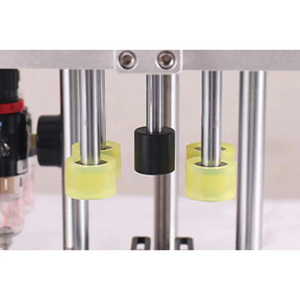 Máquina semiautomática de escritorio para cerrar tapas de rosca, goteros, bombas y botellas, para desinfectantes, detergentes y productos de limpieza, con boquilla tipo pico de pato. - Product Image 5