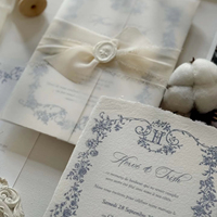 Ensemble d'invitations de mariage élégantes imprimées à la main en typographie, avec bords festonnés, ruban et nœud en vélin, motif vanille