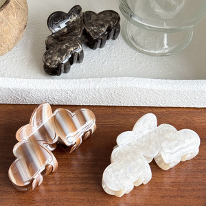 Nuevo Estilo, Pinza para el Cabello de Moda, Accesorios Dulces para el Cabello, Pinza de Acetato Color Esmerilado con Forma de Corazón para Mujer - Product Image 2