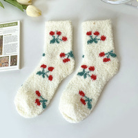 Groothandel op maat gemaakte fuzzy sokken met logo, dames, bloemen- en fruitmotief, koraal fleece, zacht, warme wintersokken, fabrieksprijs