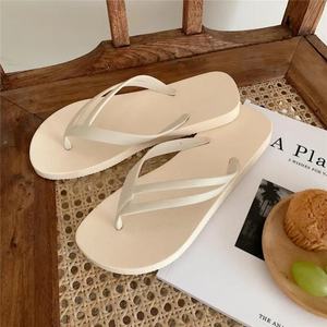 Vente en gros de tongs pour invités de mariage, sandales de plage crème unies en vrac, pantoufles en caoutchouc avec logo personnalisé, semelle souple unisexe, directement de l'usine - Product Image 1