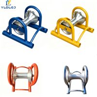 Galet de tirage pour câble métallique avec protections latérales pour conduits en acier, pour courbures de câbles, pour raccords, pour zones de transformateurs, pour tirages en pente raide
