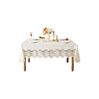 Nappe rectangulaire blanche élégante avec bordure florale Paisley et bord ondulé pour dîner formel, mariage, événement, décoration de thé