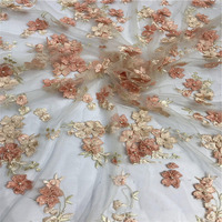 Tissu de dentelle de tulle brodé de fleurs de luxe pour robe de mariée personnalisable