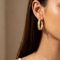 Accessoires: Elegante und luxuriöse unregelmäßige C-förmige Design-Ohrringe, vielseitig und hochwertig, elegante Ohrstecker.
