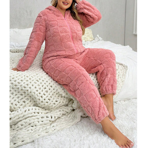 Tuta <span class=keywords><strong>pigiama</strong></span> da <span class=keywords><strong>donna</strong></span> <span class=keywords><strong>taglie</strong></span> forti, morbida e ampia, per l'inverno; <span class=keywords><strong>pigiama</strong></span> caldo e spesso con cappuccio e fantasia a cuori. - Product Image 1