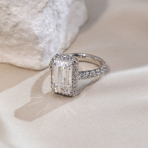 Anillo de Diamante Cultivado en Laboratorio con Corte Esmeralda en Oro de 18K, Joyería Messi MSR-1770 - Product Image 5