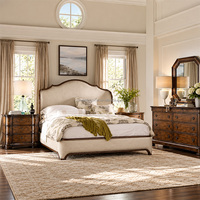 Lit capitonné de luxe de style américain classique avec tête de lit incurvée et garniture cloutée, taille King, mobilier de chambre pour villa