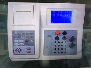 Analyseur de coagulation vétérinaire portable à double canal pour des tests précis de coagulation sanguine dans les soins aux animaux - Product Image 2