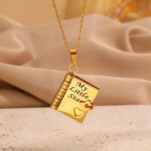 Cadeau Famille Fils Fille <span class=keywords><strong>Livre</strong></span> Plaqué Or 18K Acier Inoxydable Charm Pendant Open Locket Book Custom Graved Necklace for Gifts - Product Image 5