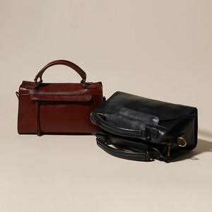 Sac à main unisexe en cuir véritable tendance avec fermeture éclair, forme d'oreiller, bandoulière amovible, imperméable et grande capacité - Product Image 5