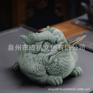 Figura de rana dorada de tres patas, decoración de escritorio de estilo chino de resina para regalo o uso en el hogar u oficina - Product Image 3