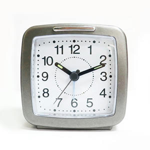 Reloj Despertador Cuadrado Pequeño de Plástico Plateado de 2.8 Pulgadas con Sonido Progresivo para Escritorio - Product Image 1