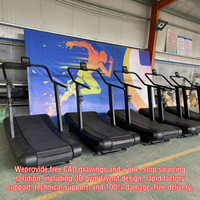 Tapis de course auto-alimenté incurvé avec courroie à lattes et poignées multi-grip ouvertes pour l'entraînement cardio commercial