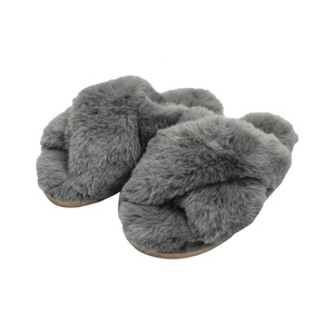 Zapatillas de felpa de piel sintética para mujer, chanclas cruzadas coloridas personalizadas de lujo, cómodas y a la moda, venta al por mayor - Product Image 4
