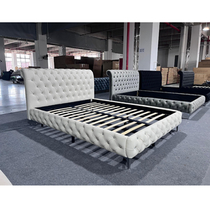<span class=keywords><strong>Letto</strong></span> matrimoniale king size Pinzhi Home personalizzato, con struttura imbottita in velluto nero, lussuoso e moderno, con testiera con linee dorate. - Product Image 4