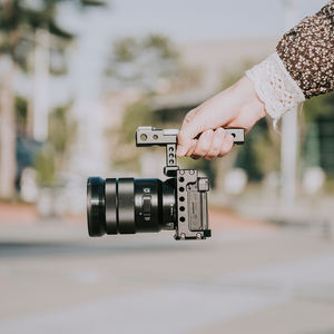 Nouveau C17 Portable poignée métal autres accessoires de caméra directeur vidéo moniteur plate-forme caméra Cage pour <span class=keywords><strong>Sony</strong></span> <span class=keywords><strong>A6600</strong></span> - Product Image 6