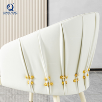 Chaise de salle à manger de luxe en tissu jacquard, dossier en cuir plissé, rivets dorés, pieds dorés, style rococo français, pour villa et hôtel, fabrication OEM