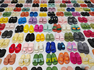 Zapatillas infantiles de varios estilos, sandalias de EVA de una tira para primavera/verano, ligeramente defectuosas, venta al por mayor en stock. - Product Image 1