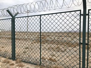 उच्च गुणवत्ता वाले एंटी-चढ़ाई फार्म रेजर बार्बेड वायर 200 मीटर 500 मीटर लोहे के मानक आकार स्टेनलेस स्टील वायर - Product Image 2