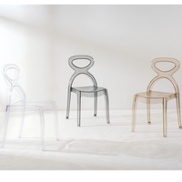 Chaises en acrylique transparentes empilables modernes à dossier, très demandées pour hôtels, cafés, salons de thé, mariages en extérieur