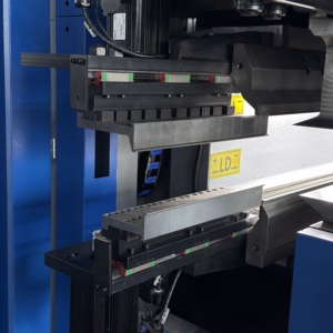 Máquina de plegado de chapa totalmente automática de 3200 mm con cambio de herramienta automático para cojinetes de motor de aluminio y acero inoxidable - Product Image 4