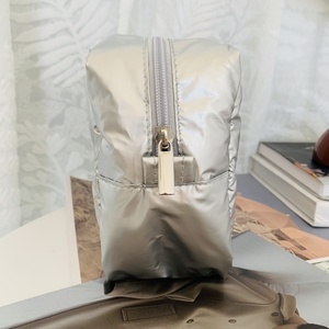 Sacs de maquillage de grande capacité sac cosmétique en nylon métallique sacs de rangement cosmétiques matelassés portables pour femmes hommes en plein air - Product Image 4