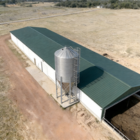 Bâtiment d'élevage moderne en acier ignifuge et anticorrosion pour ferme, avec toit galvanisé à chaud et étanche, à montage rapide