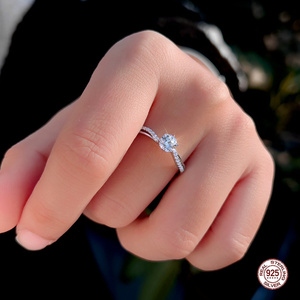 Anillo de Diseño Clásico con Circonita Sintética Redonda y Montura de <span class=keywords><strong>6</strong></span> Puntas en Plata de Ley 925 para Uso Diario, Bodas, Ocasiones Oficiales y Regalo - Product Image 4