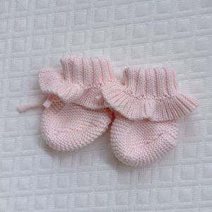 Set per Neonata con Fascia per Capelli Oversize Fatta a Mano con Grande Fiocco in Cotone e Scarpine con Fiocco - Product Image 2