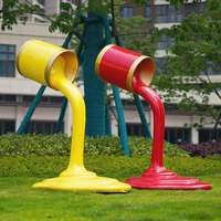 Grande sculpture en résine en forme de seau de peinture, statue colorée à effet de peinture fluide, décoration paysagère pour jardin extérieur, pelouse et art public