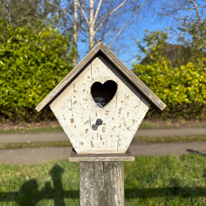 Casa de pájaros blanca antigua con recorte de corazón ODM OEM Acabado rústico ecológico para jardines y casas de hadas - Product Image 1