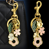 Gantungan Kunci Fashion Lucu Berbentuk Bunga dan Daun dari Logam, Hadiah untuk Wanita dengan Cincin Kunci, Gantungan Tas untuk Tas Tangan