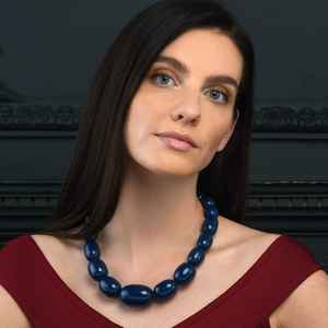 Collier en résine artistique mettant en valeur des éléments inspirés de la nature, pendentif poli lisse, bijoux légers, idéal pour un usage quotidien - Product Image 2