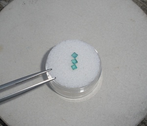 3 Esmeraldas Colombianas Naturales Sueltas, Corte Princesa, Verdes, 2.5mm Cada Una, Calidad AAA, Certificadas por Terceros, para Joyería - Product Image 2