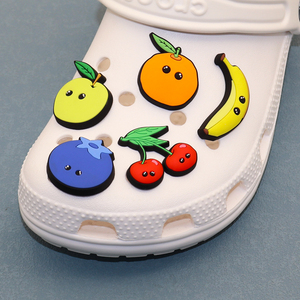 Vente en gros de chaussures en caoutchouc PVC de haute qualité personnalisées décorations accessoires alimentaires fruits fraise breloques pour chaussures - Product Image 5