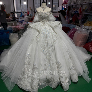 Vestido de Novia Romántico Mc062 Color Marfil con Hombros Descubiertos, Apliques de Encaje Plateado, Cuentas de Cristal y Mangas con Volantes, Estilo Princesa, Marca Jancember - Product Image 4