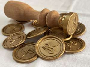 Sceau de cire en papier métallisé coloré avec manche en bois, motif croix fait main pour cartes de mariage et emballages - Product Image 3