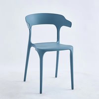 Meubles commerciaux modernes nordiques empilables corne de boeuf Pp chaises de salle à manger de café de Restaurant en plastique