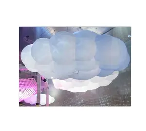 带发光二极管灯的廉价天花板气球云，照明充气悬挂云气球