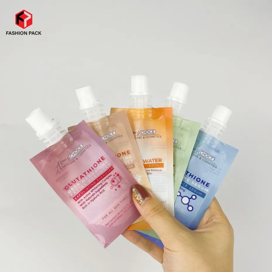 Logo personnalisé Sachets réutilisables en plastique Pochettes à bec liquide avec buse d'aspiration Lotion cosmétique pochettes debout