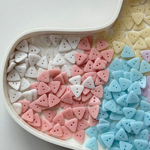 Triángulo de dibujos animados Tamaño pequeño 2 agujeros Botones de cerámica para ropa para cárdigan de punto Vestido de niños Botones decorativos para ropa - Product Image 5