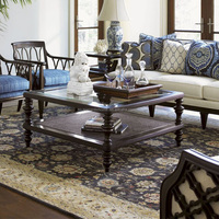 Ensemble de canapés capitonnés bleu et blanc de luxe, structure en bois foncé, mobilier de salon classique français pour villa