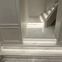 Escalier en spirale en marbre Bianco Sivec sur mesure à prix réduit avec garde-corps en verre pour projet d'appartement