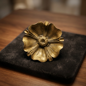 Assiette décorative en métal en forme de fleur, faite à la main, gravée, motif végétal de style chinois traditionnel - Product Image 3