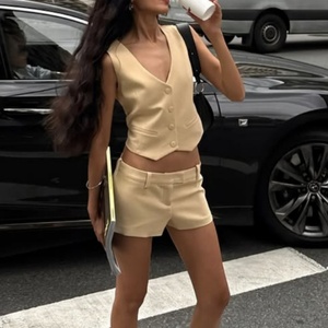 Nuevo Conjunto de Dos Piezas para Mujer, Estilo Casual, para el Día a Día, Chaleco con Cuello en V y Botones Decorativos, Shorts Ajustados - Product Image 2
