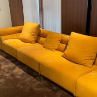 Canapé modulaire de luxe en tissu jaune avec dossier capitonné, canapé en velours à profil bas avec chaise longue pour salon