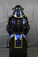 Armure complète de samouraï Yoroi en fer noir brillant avec échelle 3D, grand casque Maedate Kabuto à cornes de taureau et anneau doré, masque Menpo pour adulte