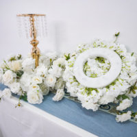 Couronnes florales de roses de mariage avec feuilles vertes, guirlandes porte-bougies pour centre de table et décoration de table de fête